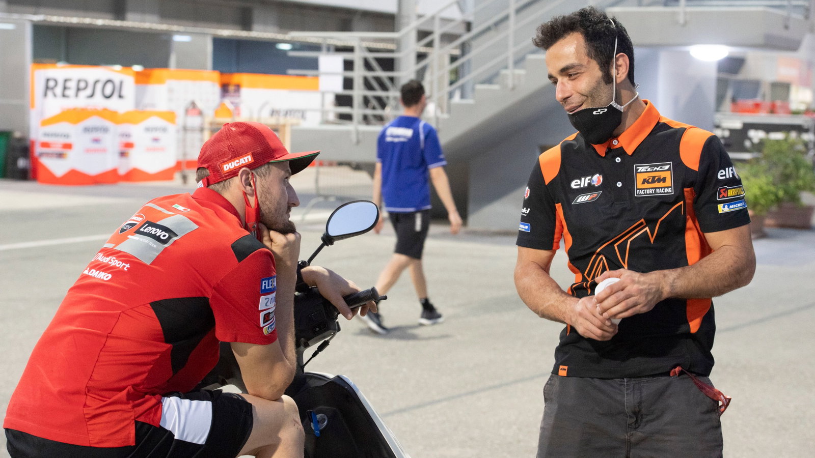 Jack Miller plays a joke on Danilo Petrucci, MotoGP 2018